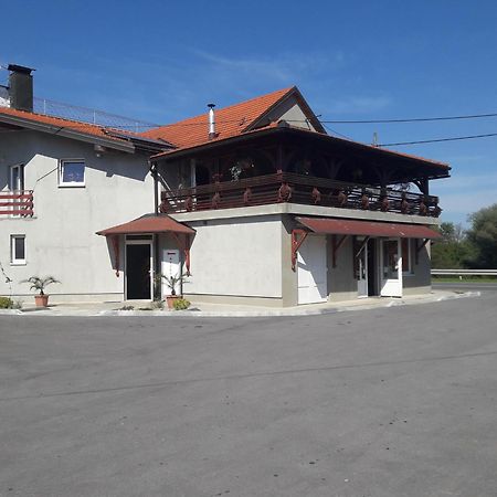 Guesthouse Kod Mosta カルロヴァッツ エクステリア 写真