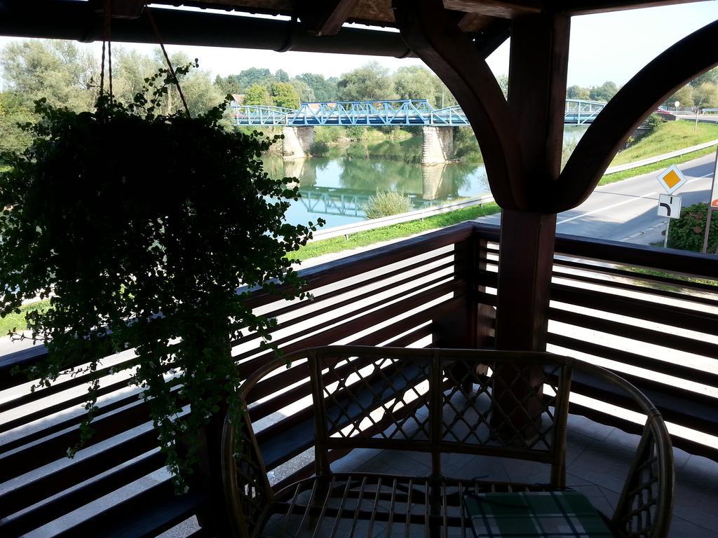 Guesthouse Kod Mosta カルロヴァッツ エクステリア 写真