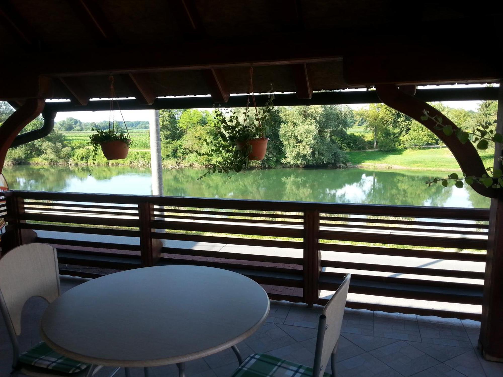 Guesthouse Kod Mosta カルロヴァッツ エクステリア 写真