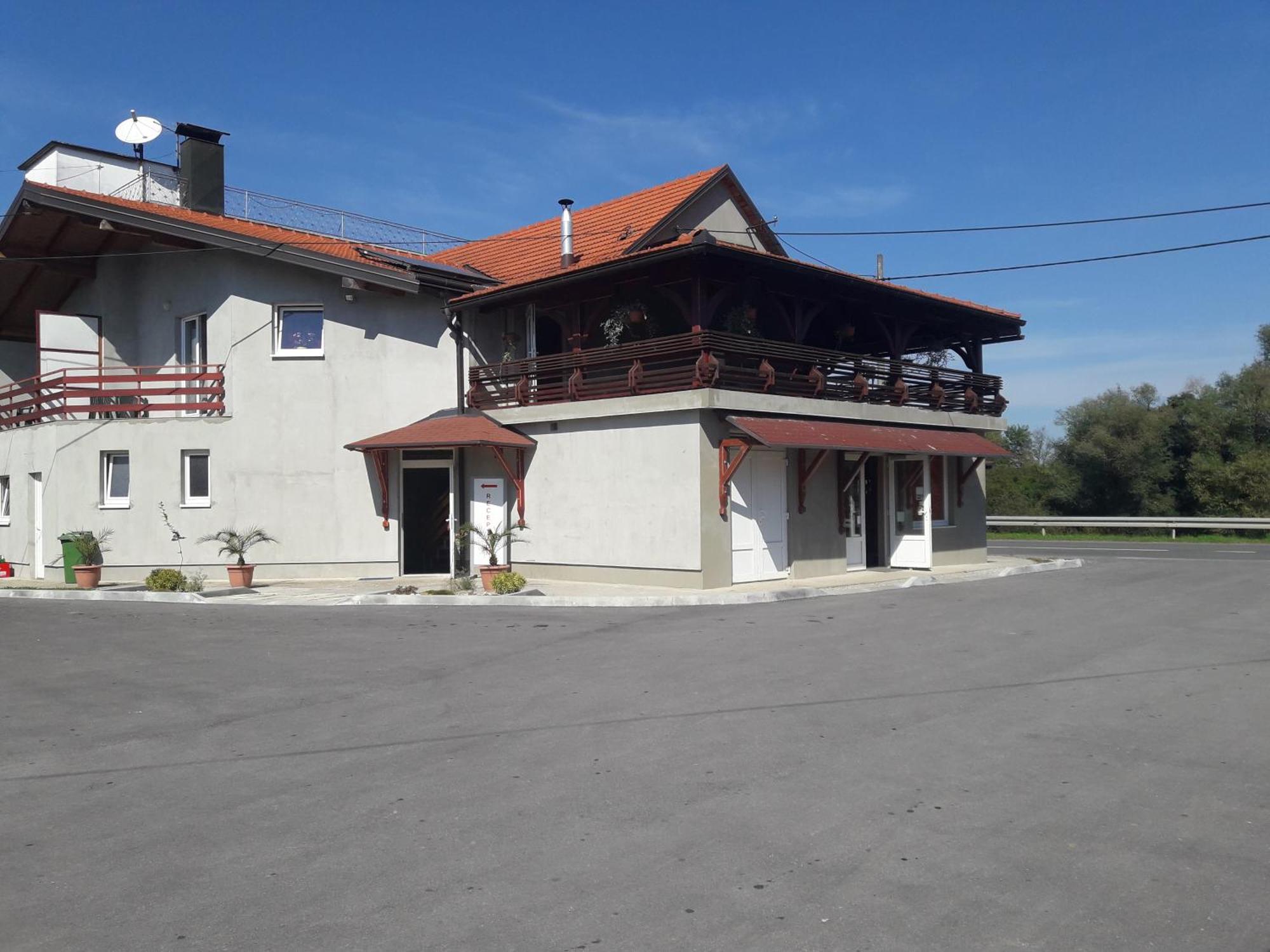 Guesthouse Kod Mosta カルロヴァッツ エクステリア 写真