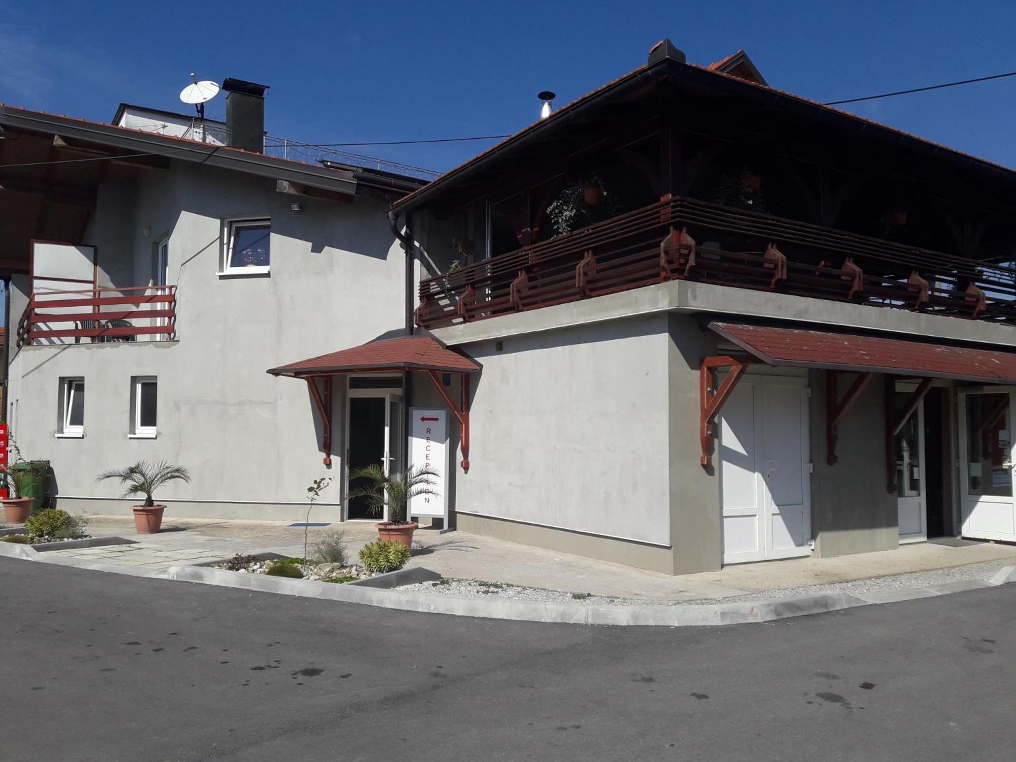 Guesthouse Kod Mosta カルロヴァッツ エクステリア 写真